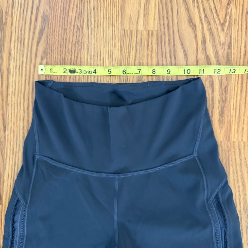 Women’s Lululemon Gray 7/8 Leggings, size 6 - Picture 5 of 6